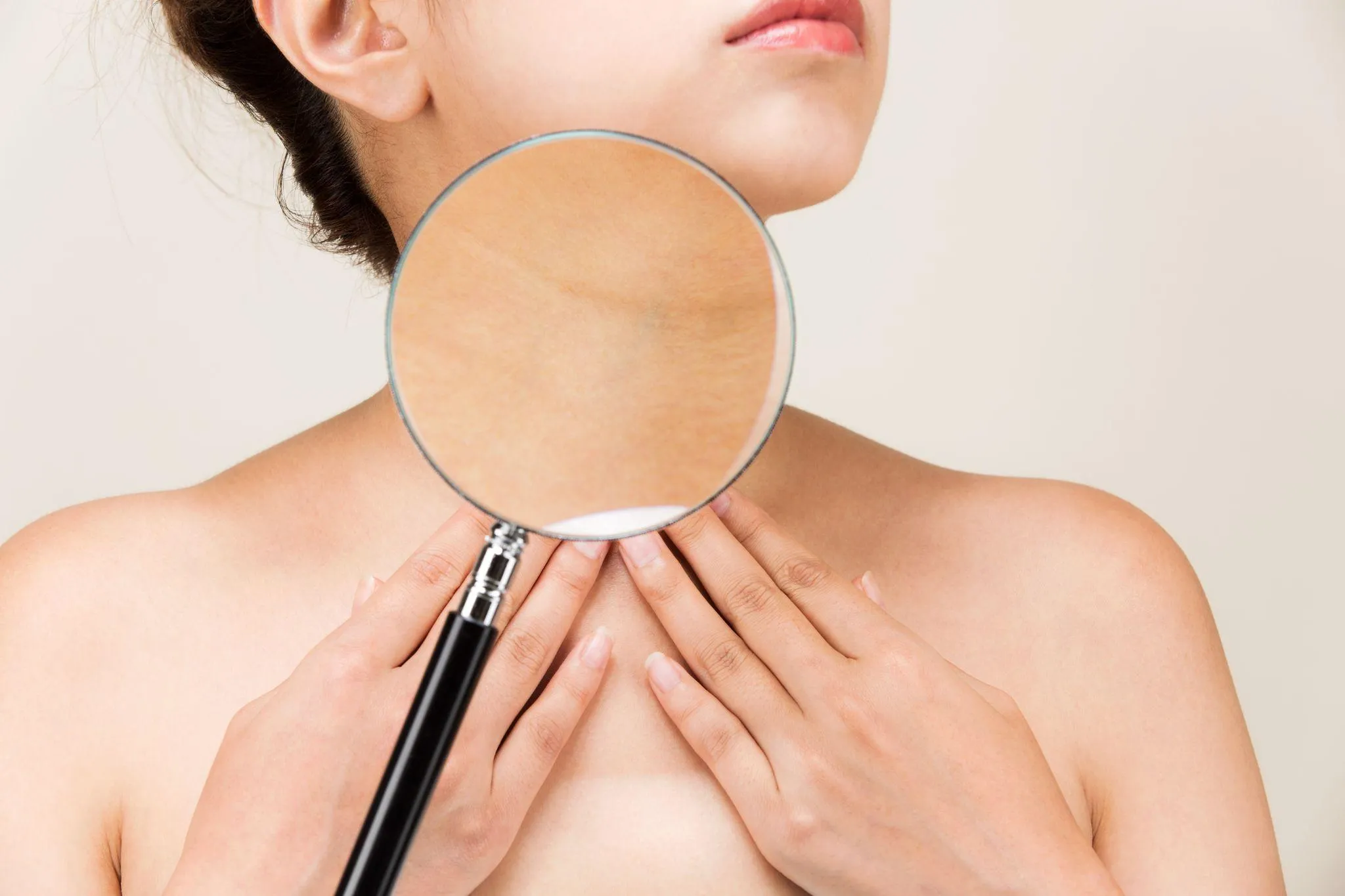 首のイボはなぜできる？自己処理せずに皮膚科で治療を！