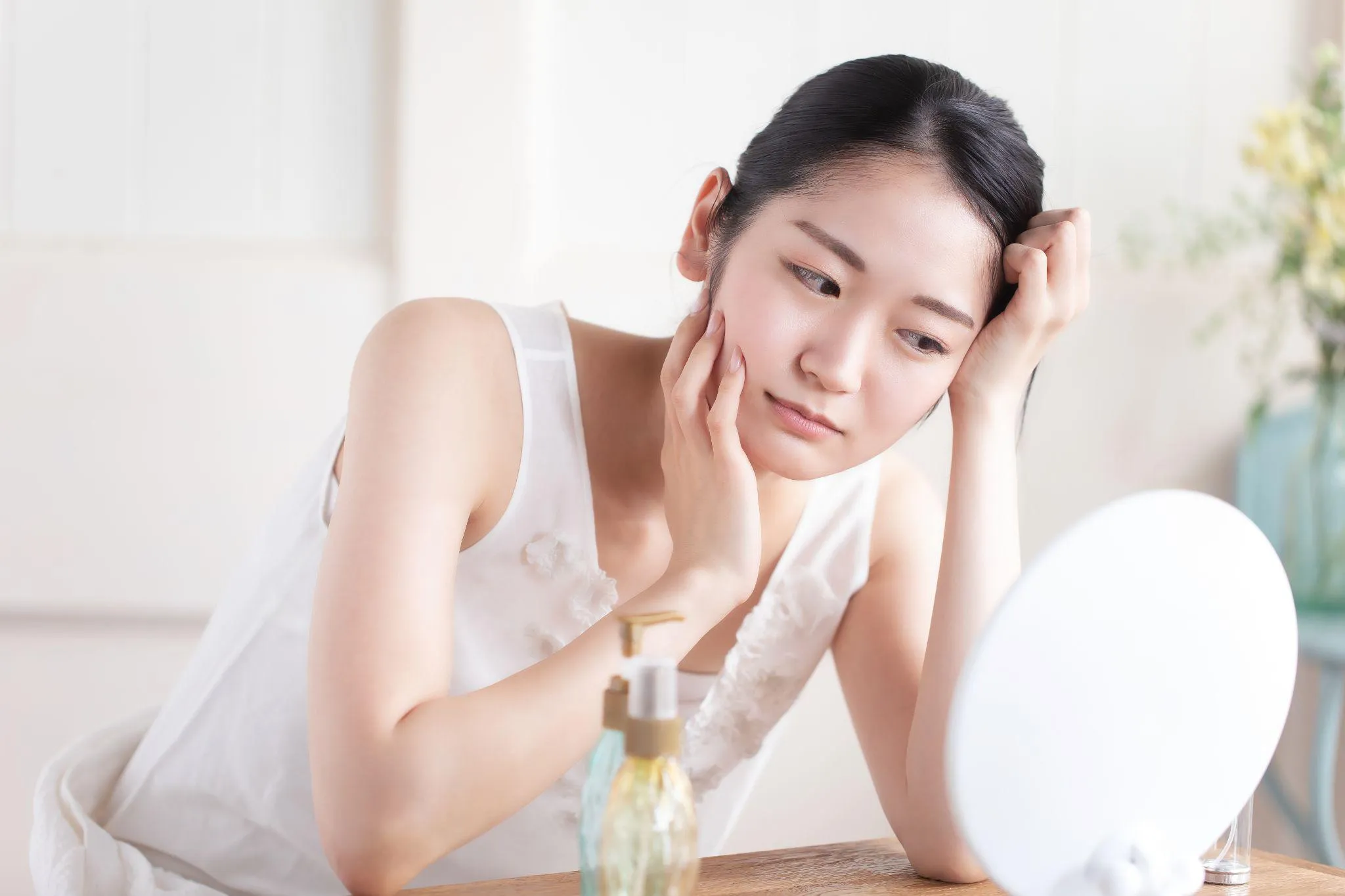 頬のたるみは何が原因？